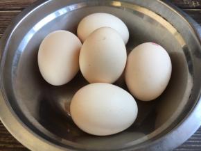 准备好鸡蛋。