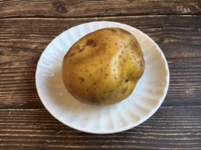 将土豆清洗干净。