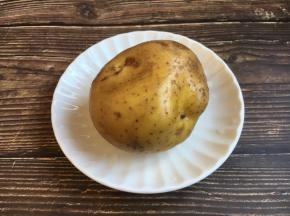 将土豆清洗干净。
