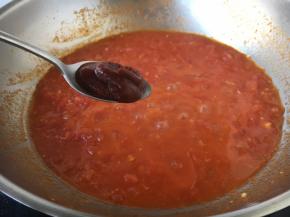放入1勺的番茄酱。