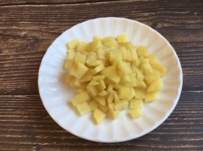 把土豆切成适当大小的块。