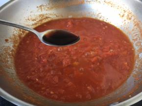 放入1勺的酱油。