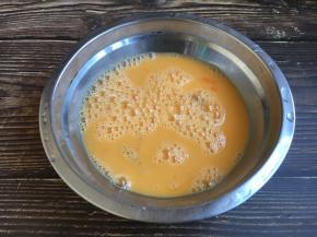 将鸡蛋磕入容器里，搅打均匀。