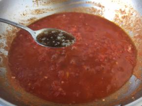 放入约1小碗的牛肉汤（没有牛肉汤可用清水代替）。