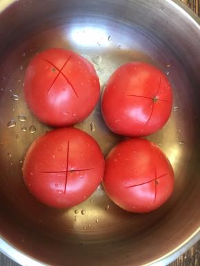 番茄洗干净，用刀划个“十”字。