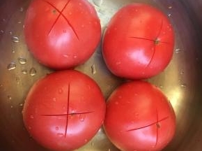 番茄洗干净，用刀划个“十”字。