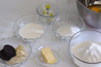 准备食材，鸡蛋需要称重200克，我的正好4个。称重其他食材，奥利奥处理掉夹心部分，准备好热水