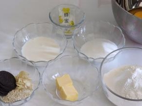 准备食材，鸡蛋需要称重200克，我的正好4个。称重其他食材，奥利奥处理掉夹心部分，准备好热水