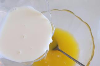 黄油隔热水融化，倒入温热的牛奶，搅拌均匀。