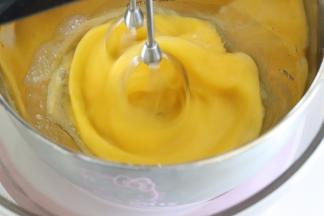 打散，放入热水盆中，搅打即可不用打发。热水不要过热，大约50-60度左右。