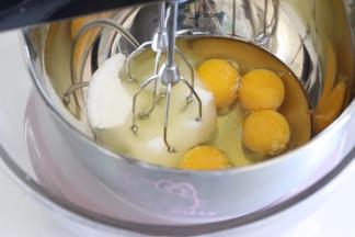 全蛋加入全部的白砂糖。