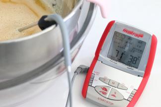 蛋液温度大约40度，就可以从热水中拿出打蛋盆了。