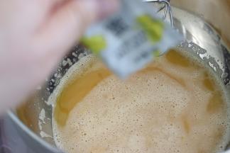 加入蜂蜜，搅匀。