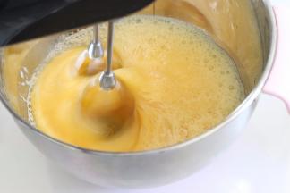 打蛋器开启高速档，打发全蛋液。