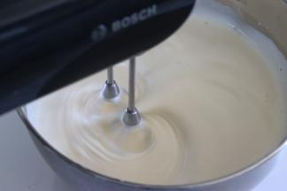 再用低速，打蛋器不动，停留几秒后转动打蛋盆整理下打发的蛋糊，去掉大气泡，蛋糊更加细腻有光泽。