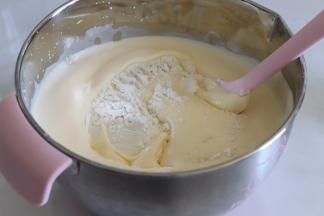 放入低筋面粉，用翻拌的方式和蛋糊混合均匀，不见干粉，无大颗粒。