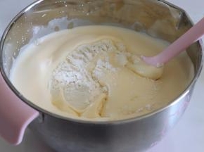 放入低筋面粉，用翻拌的方式和蛋糊混合均匀，不见干粉，无大颗粒。