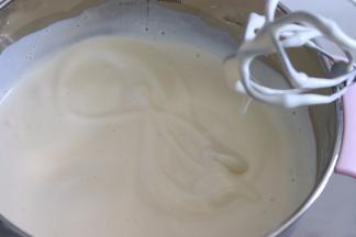 大约10分钟，这时的蛋液体积膨大，颜色发白，而且拉起打蛋器，画数字，不会立即消失，