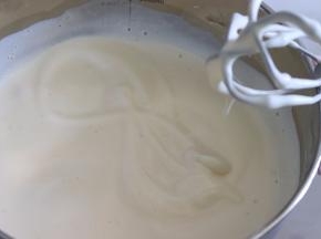 大约10分钟，这时的蛋液体积膨大，颜色发白，而且拉起打蛋器，画数字，不会立即消失，