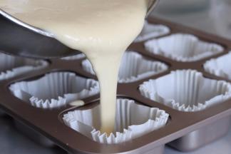 翻拌好的蛋糊非常的有光泽，倒入准备好的蛋糕模具中，倒入一小半的蛋糊。