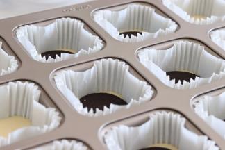 放入奥利奥片在蛋糕糊上。