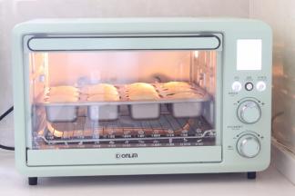 放入提前预热好的烤箱165度上下火26分钟。