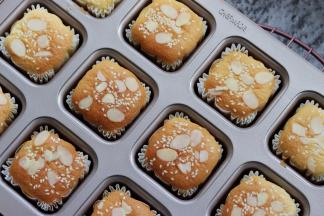 结束后，取出模具，蛋糕拿出放置到晾网上，晾凉。