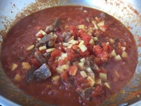 放入切好的土豆块，将所有食材煮约5分钟左右。