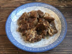 将提前炖好的牛肉准备好。