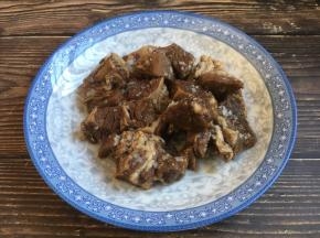 将提前炖好的牛肉准备好。