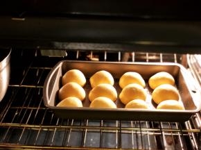 面团放入烤箱发酵，理想温度26-28度，可用大盆装入36度左右的热水，放入烤箱，这个过程大概需要一个小时，可用手指沾少许面粉，戳一下面团，稍微有点回弹即发酵好。