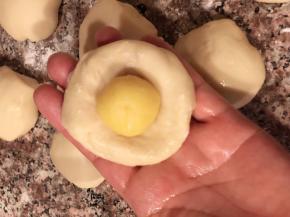我包入了20克的奶黄陷（做月饼剩下的^_*）