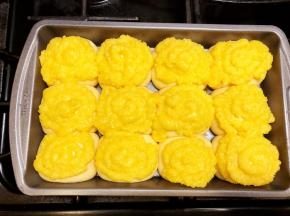 烤箱预热180度，发酵好的面团挤上椰蓉酱