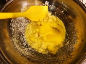 面团发酵时，我们来准备椰蓉酱，把所有辅料混合即可