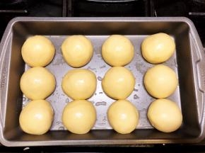 烤盘抹上少许油，将包好陷的面团放入烤盘