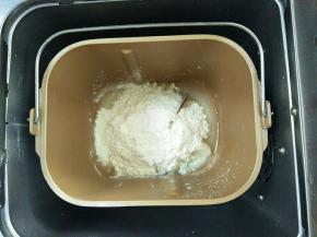 倒入白糖，面粉，盐，开揉面程序10分钟