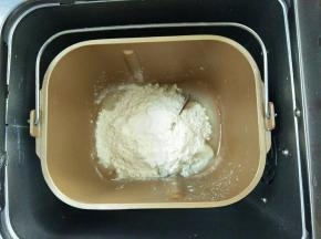 倒入白糖，面粉，盐，开揉面程序10分钟
