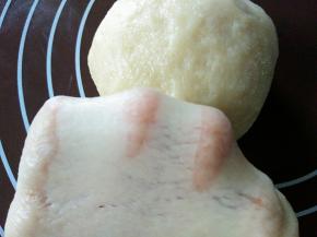 一次揉面结束，静置几分钟，再继续揉，揉到面团能拉出膜，