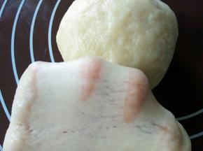 一次揉面结束，静置几分钟，再继续揉，揉到面团能拉出膜，