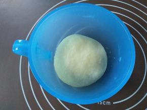 充分拌混合，揉成团，静置备用