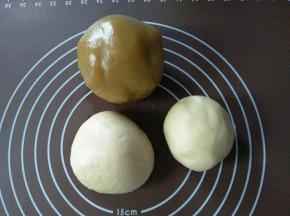 把莲蓉称好