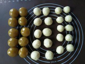 把莲蓉，油皮，油酥各分成10等份