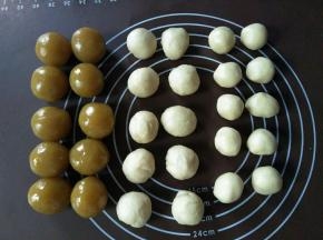 把莲蓉，油皮，油酥各分成10等份