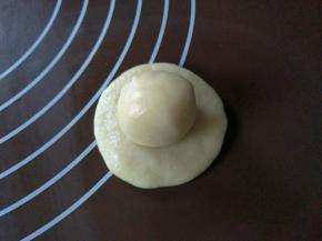 取一个油皮按扁，放上一个油酥，如图