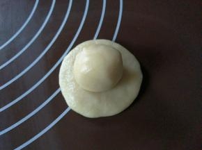 取一个油皮按扁，放上一个油酥，如图
