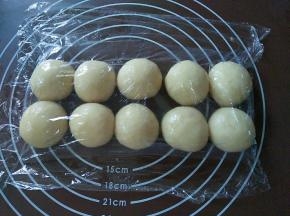 包好的蛋黄酥面团按顺序排好，全程盖膜操作，以免面团表面变干