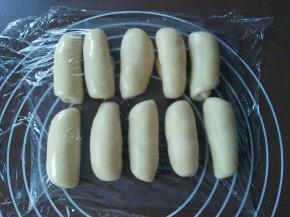 卷好的面团盖膜松弛10分钟