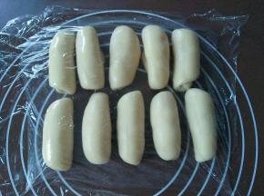 卷好的面团盖膜松弛10分钟