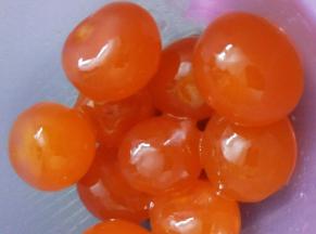 咸蛋黄磕开，把蛋黄放酒中滚一下，放烤箱160度烤7-8分钟