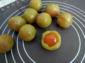 利用这空档，把莲蓉蛋黄包好